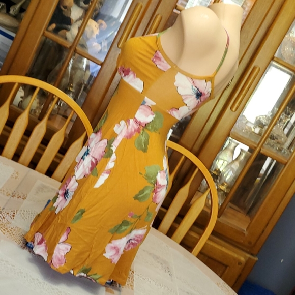 Stunning Warm Weather Floral Dress - Picture 7 of 9